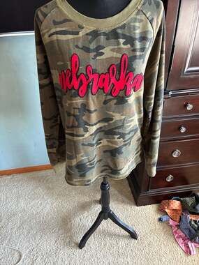 Alternative Apparel Women's Camo Nebraska Graphic Raglan Sweatshirt Size L